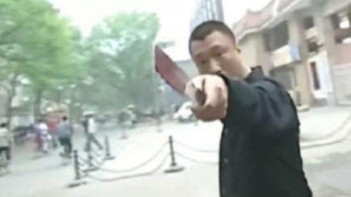 刘华强拿刀吃瓜视频,惊险瞬间引网友热议