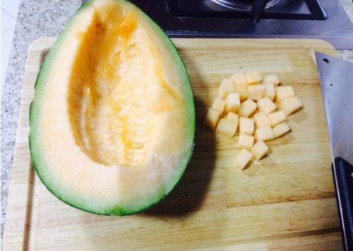 父亲吃哈密瓜,一段温馨的夏日时光