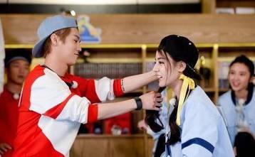 鹿晗夫妇吃瓜,揭秘明星夫妻甜蜜日常