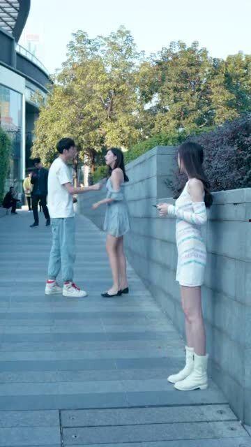 情侣吃瓜吵架图片,甜蜜瞬间变尴尬现场