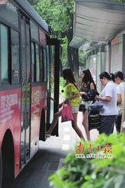 公交上吃瓜,揭秘城市流动的“美食江湖”